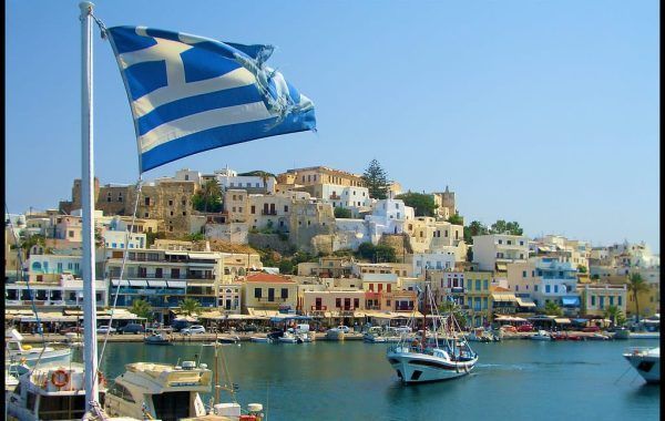 Naxos tourism. As you wander through the picturesque streets of Chora, you’ll discover the true essence of Naxos. The blend of whitewashed buildings, vibrant bougainvillea, and bustling local life creates a warm atmosphere that’s impossible to forget. The locals greet you with friendly smiles, offering a taste of authentic island life that makes you feel like part of the community. 5 Reasons Why Naxos is the Ultimate Cycladic Experience